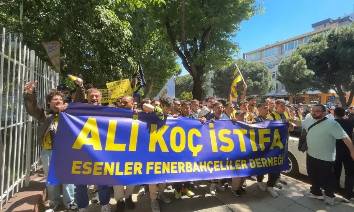 Fenerbahçeli Taraftarlardan Yönetim Protestosu