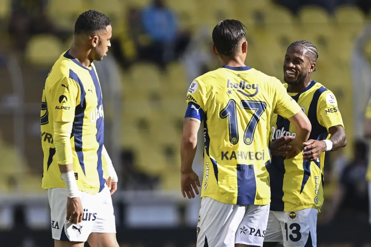 Fenerbahçeli taraftarlar maç sonunda İrfan Can Kahveci\'yi ayakta alkışladı