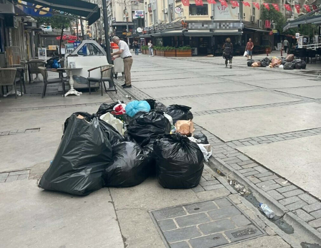 İzmir Büyükşehir Belediyesi'nde grev sürüyor