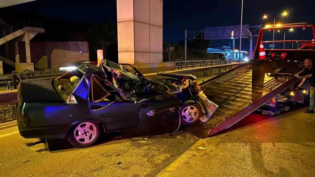 Bursa\'da Kaza: Otomobil Tıra Çarptı, Sürücü Sıkıştı