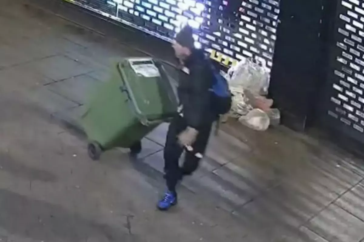 Pervasız hırsız, çöp bidonuyla binlerce dolarlık kıyafet çaldı