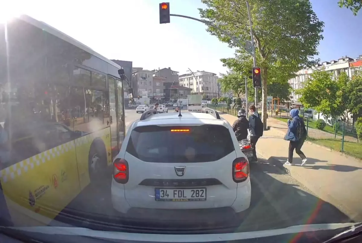 Motosiklet Sürücüsü Kırmızıda Geçince Öğrenciye Çarptı