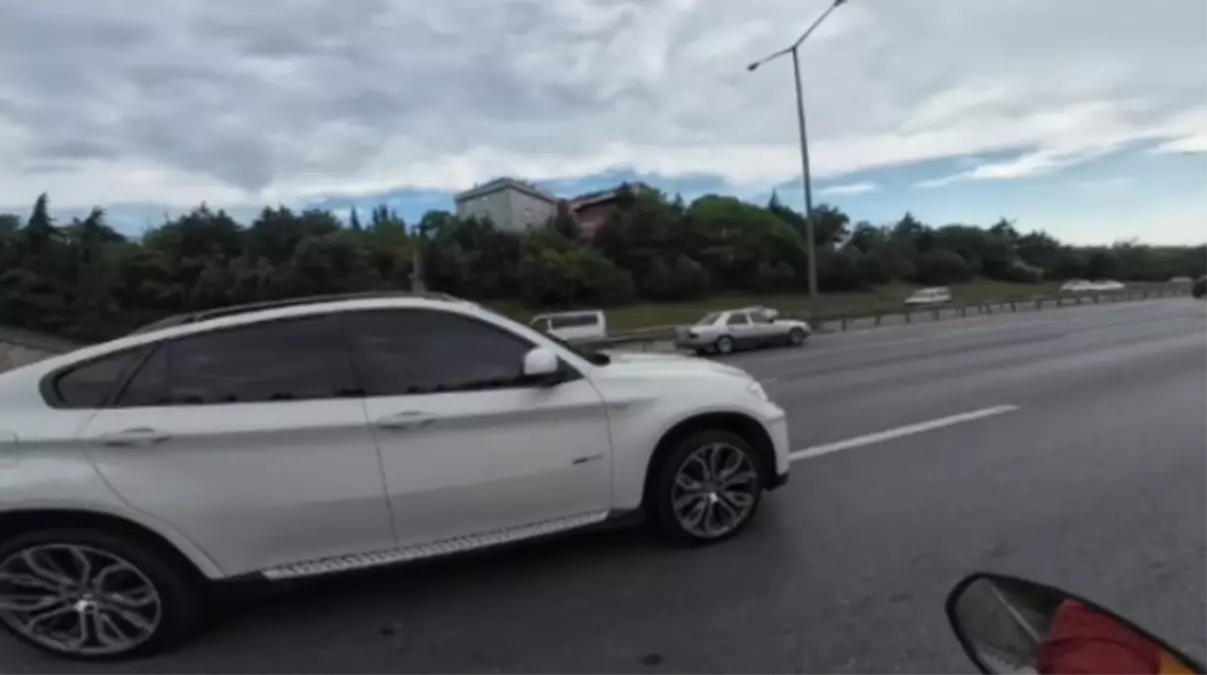 TEM Otoyolu\'nda Motosikletli ve Otomobil Sürücüsü Tartıştı