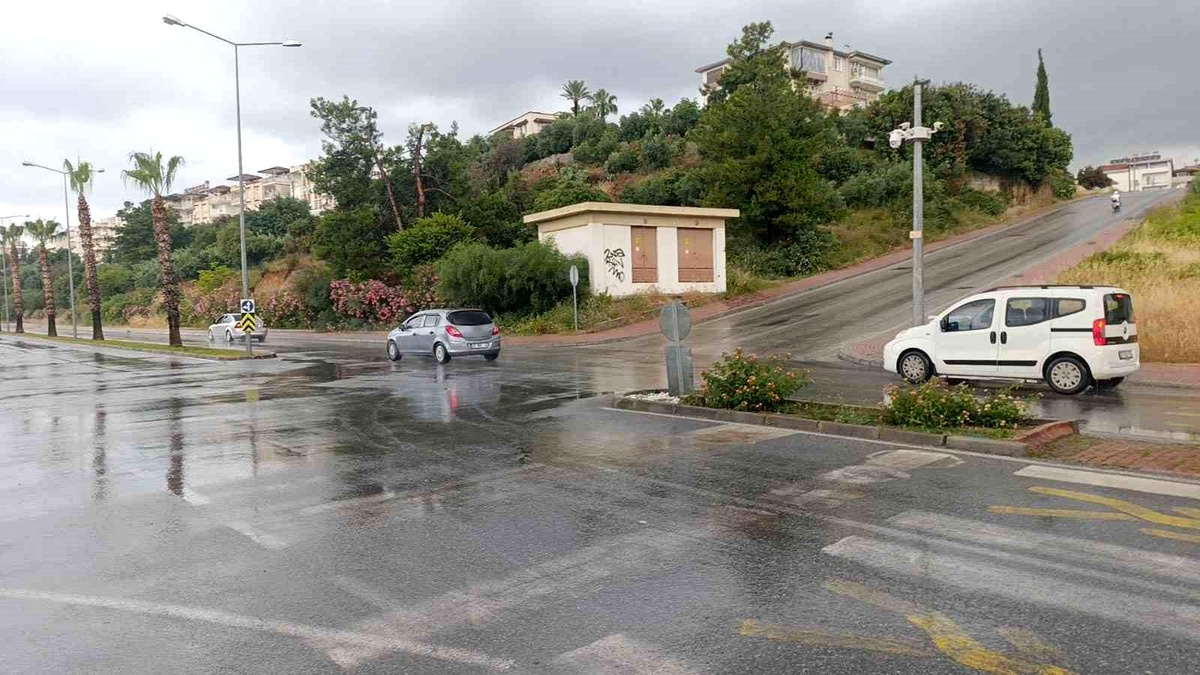 Antalya\'da Zincirleme Kaza: 1 Yaralı