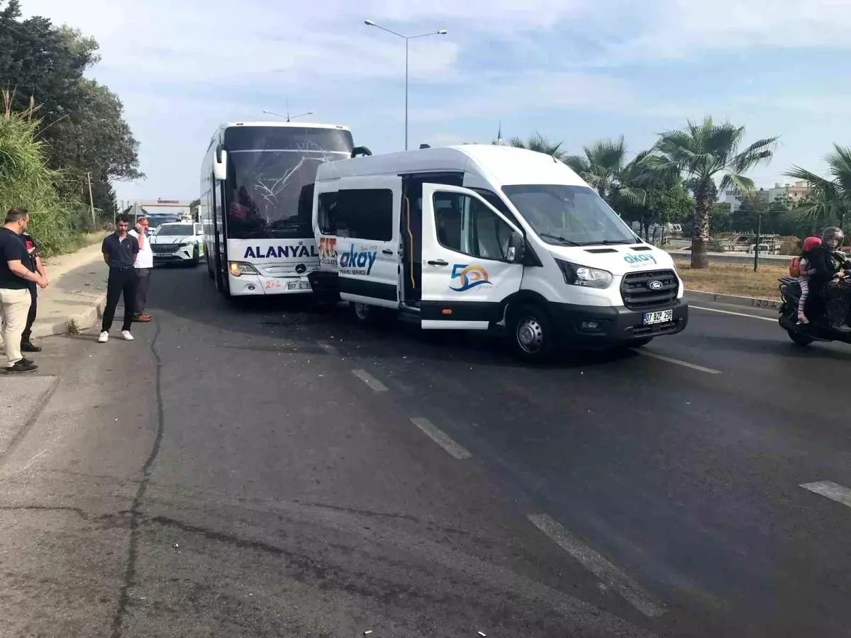 Manavgat\'ta Otobüs ve Minibüs Çarpıştı