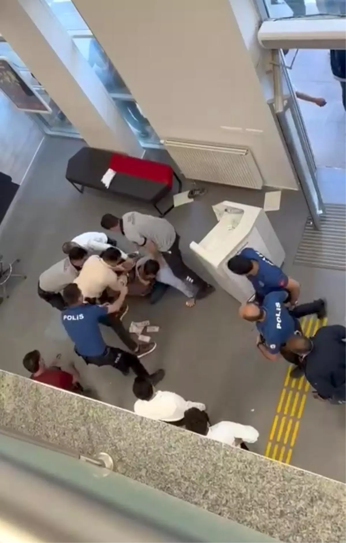 Banka Müdürüne Bıçak Çeken Şahıs Yakalandı