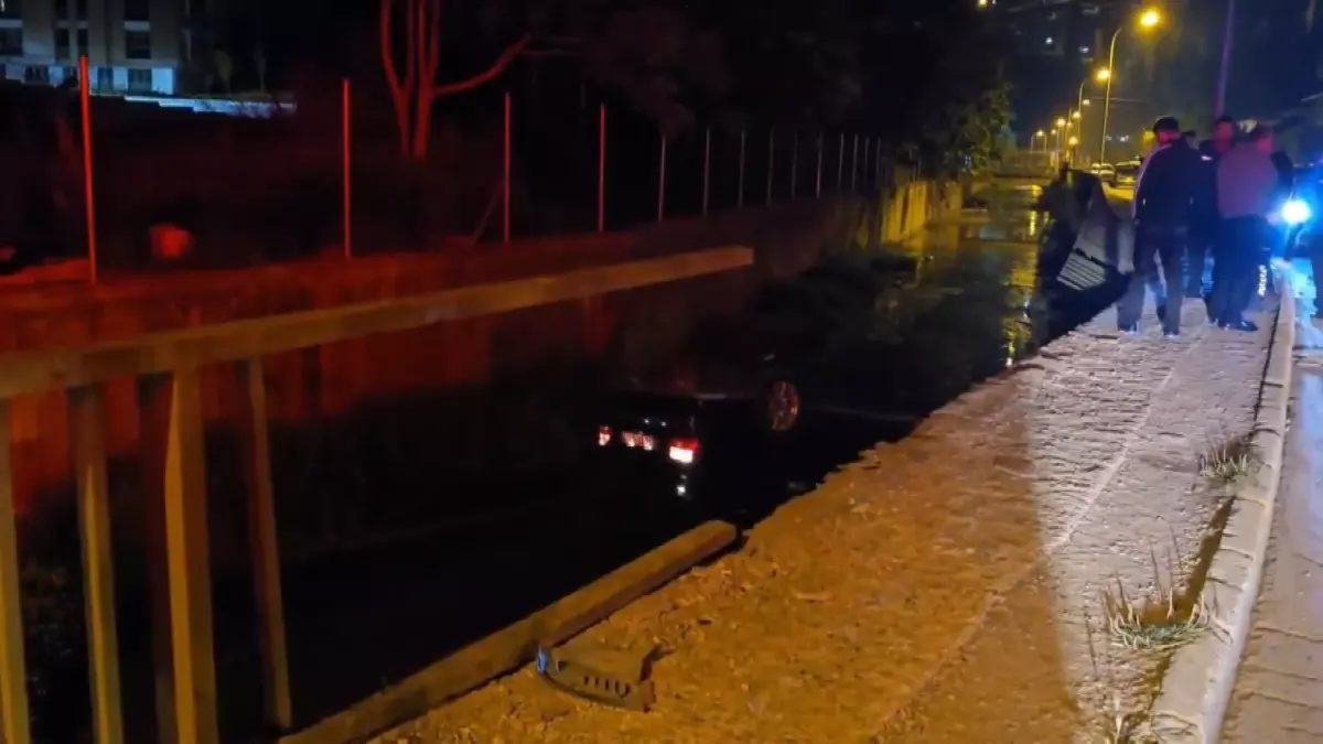 Beykoz\'da otomobil dereye uçtu, sürücü kaçtı