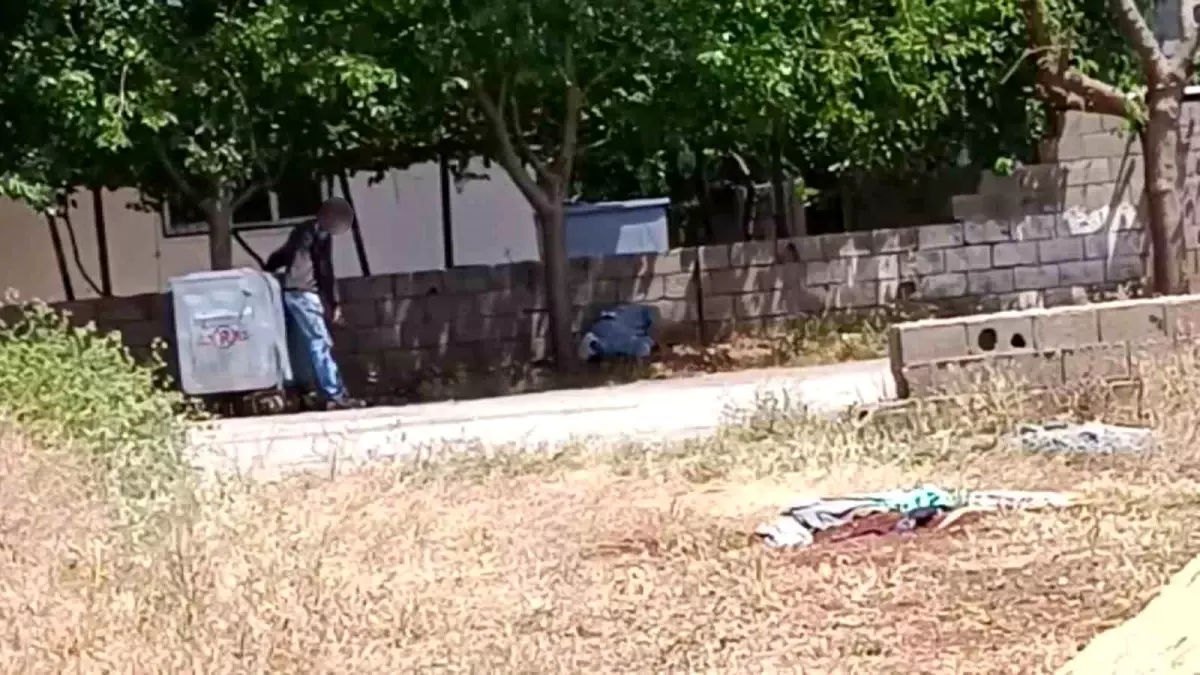 Kahta\'da Zombi Gibi Davranan İki Kişi Hastaneye Kaldırıldı