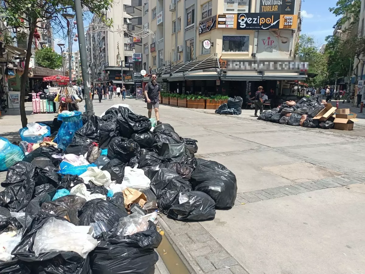 İzmir\'de Grev Dördüncü Gününde: Çöp Yığınları Oluştu