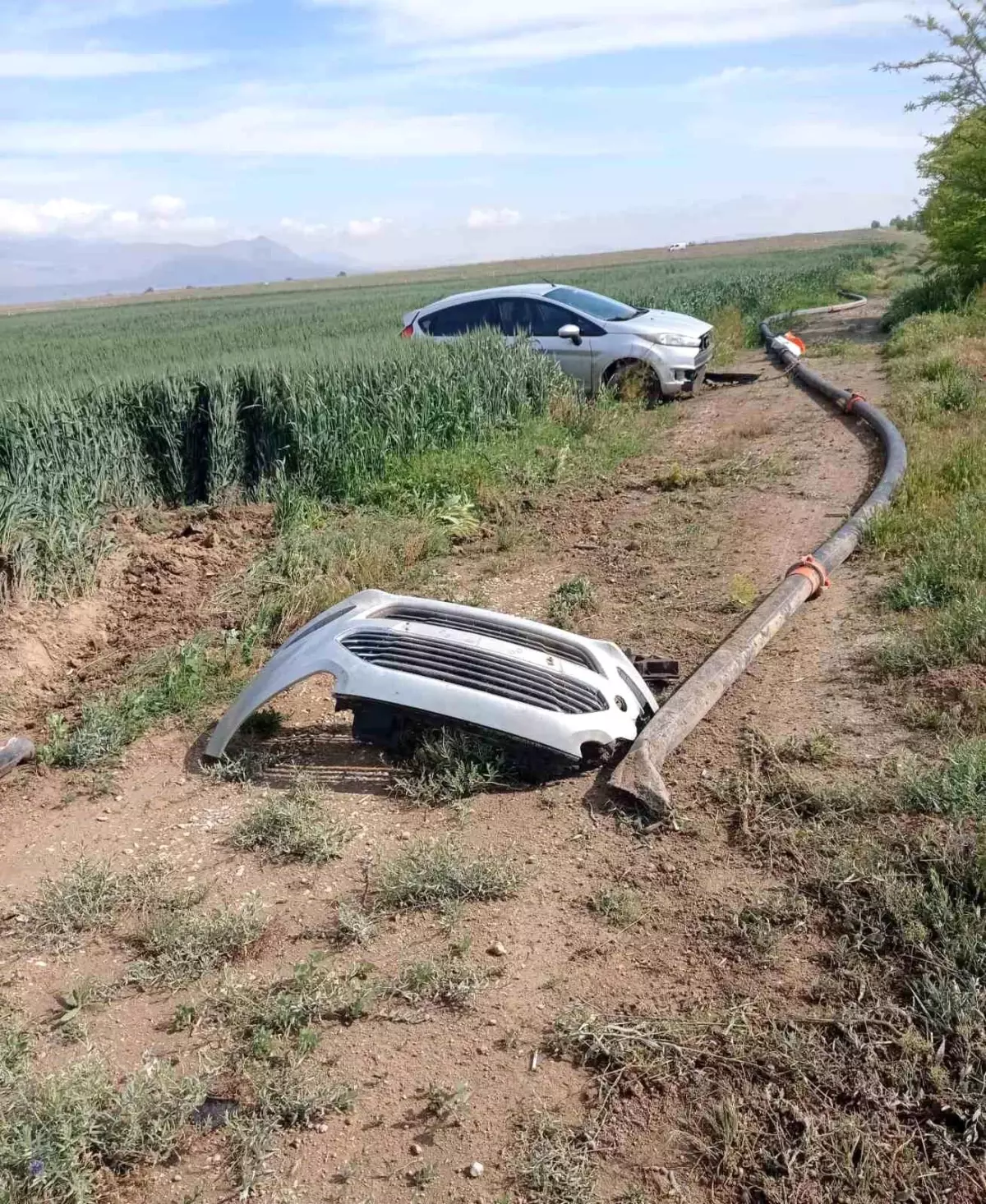 Karaman\'da Otomobil Tarlaya Devrildi
