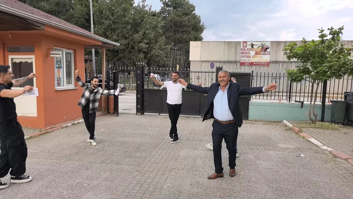 İnegöl\'de Muhtar Seçimi: Ekren Çiftetelliyle Kutladı