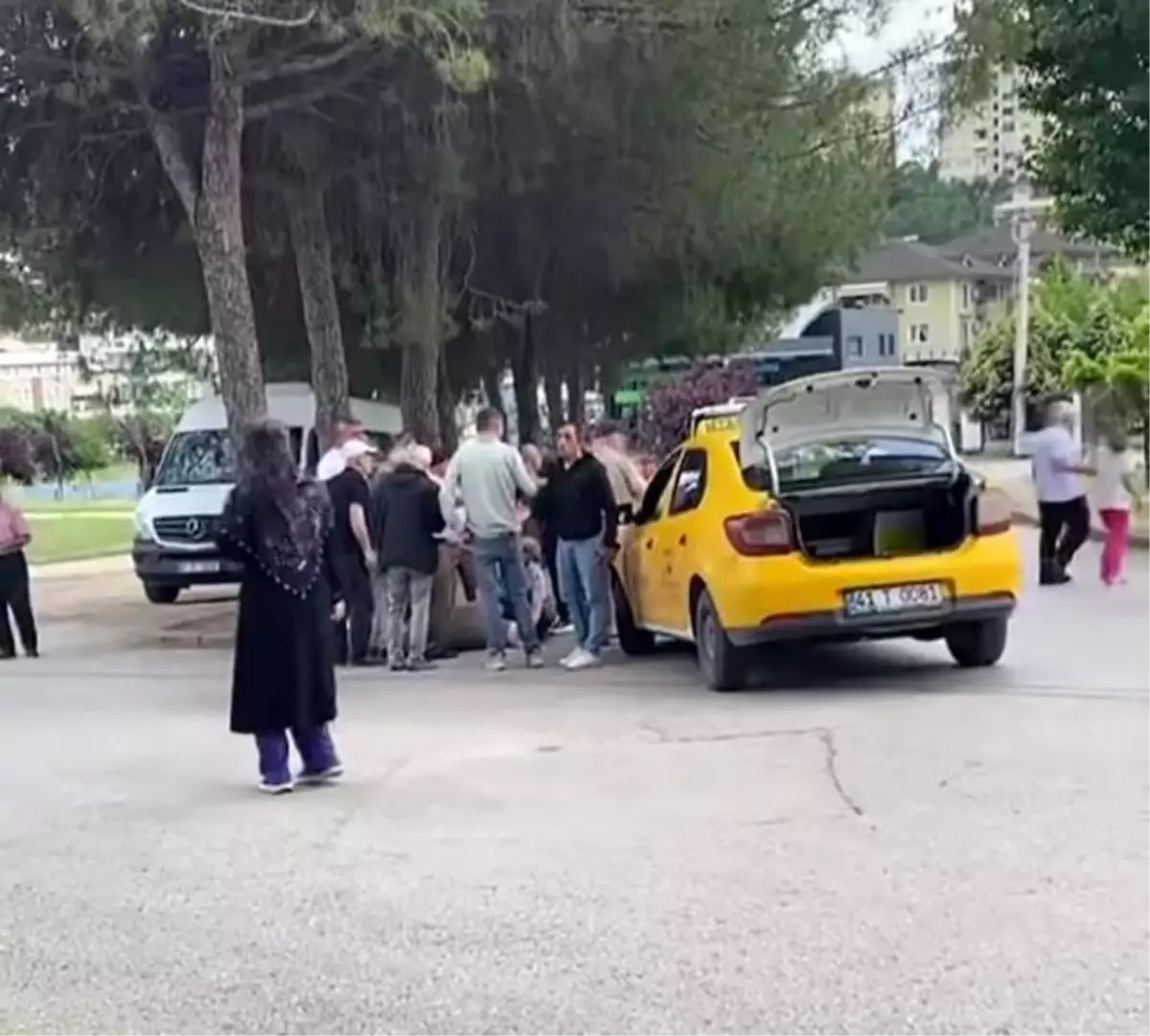 Kocaeli\'de Taksi Yaya Çarptı