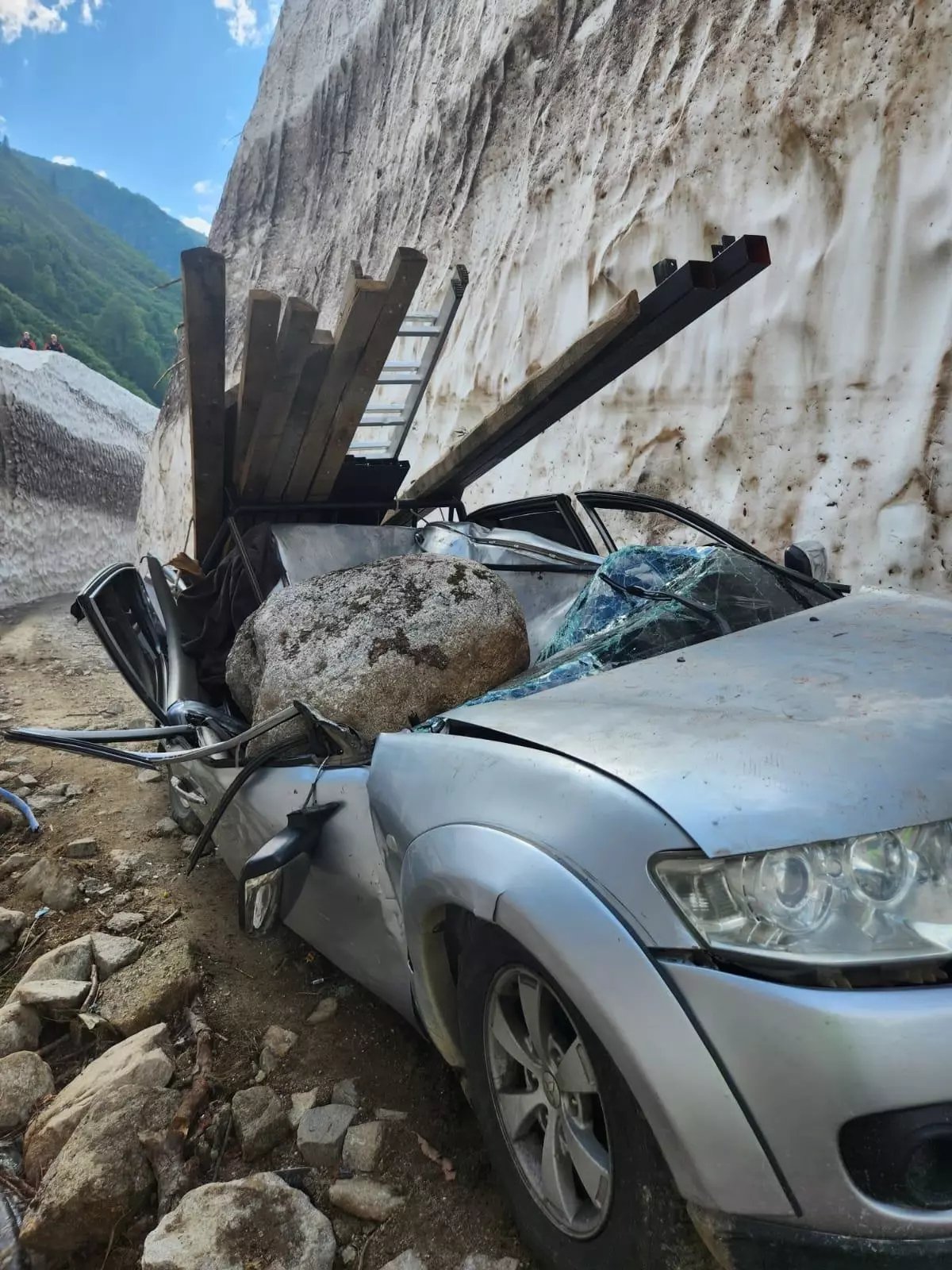 Rize\'de Kaya Parçası Kamyonet Üzerine Düştü