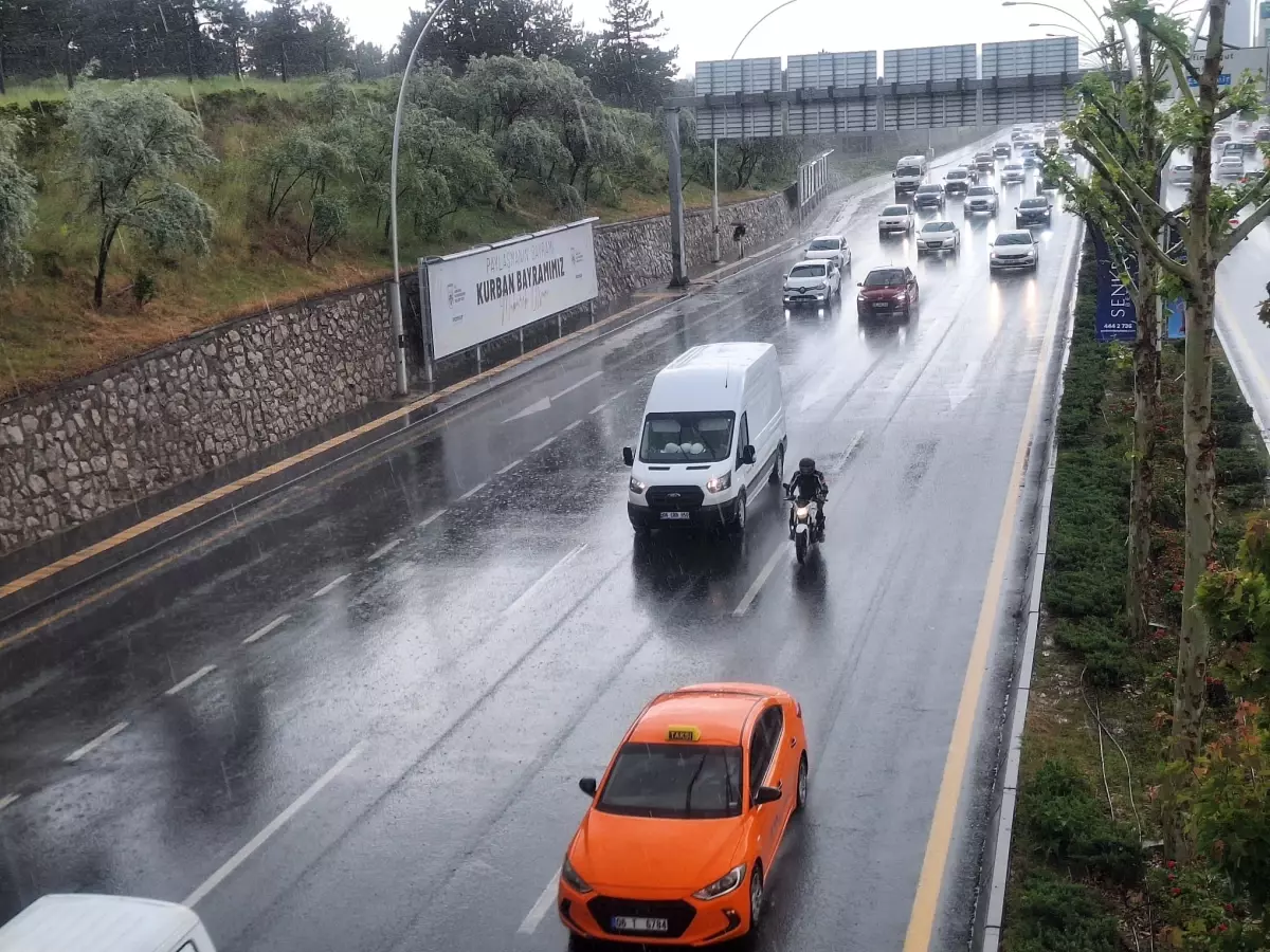 Ankara\'da Sağanak Yağış Trafiği Olumsuz Etkiledi