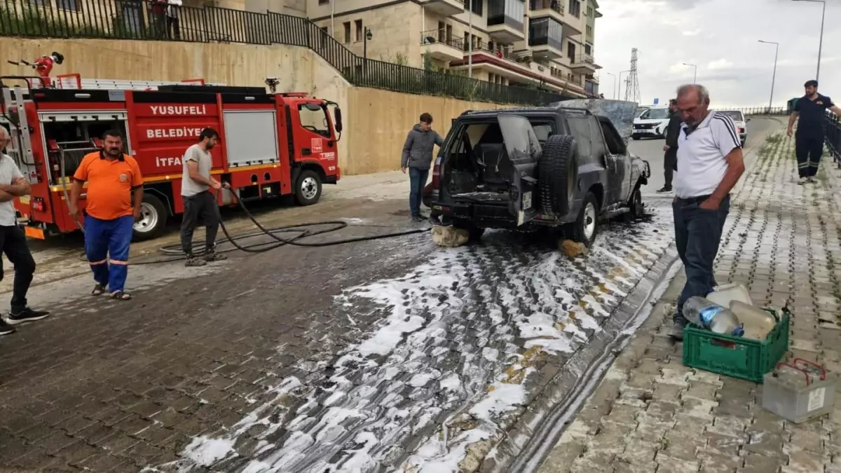 Yusufeli\'nde Seyir Halindeki Otomobil Alev Alev Yandı