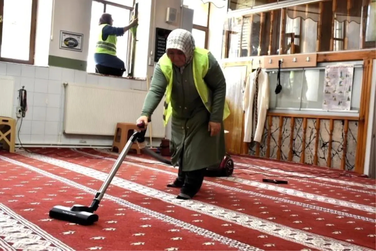 Söğüt Belediyesi\'nden Kurban Bayramı Öncesi Camilerde Temizlik Çalışması