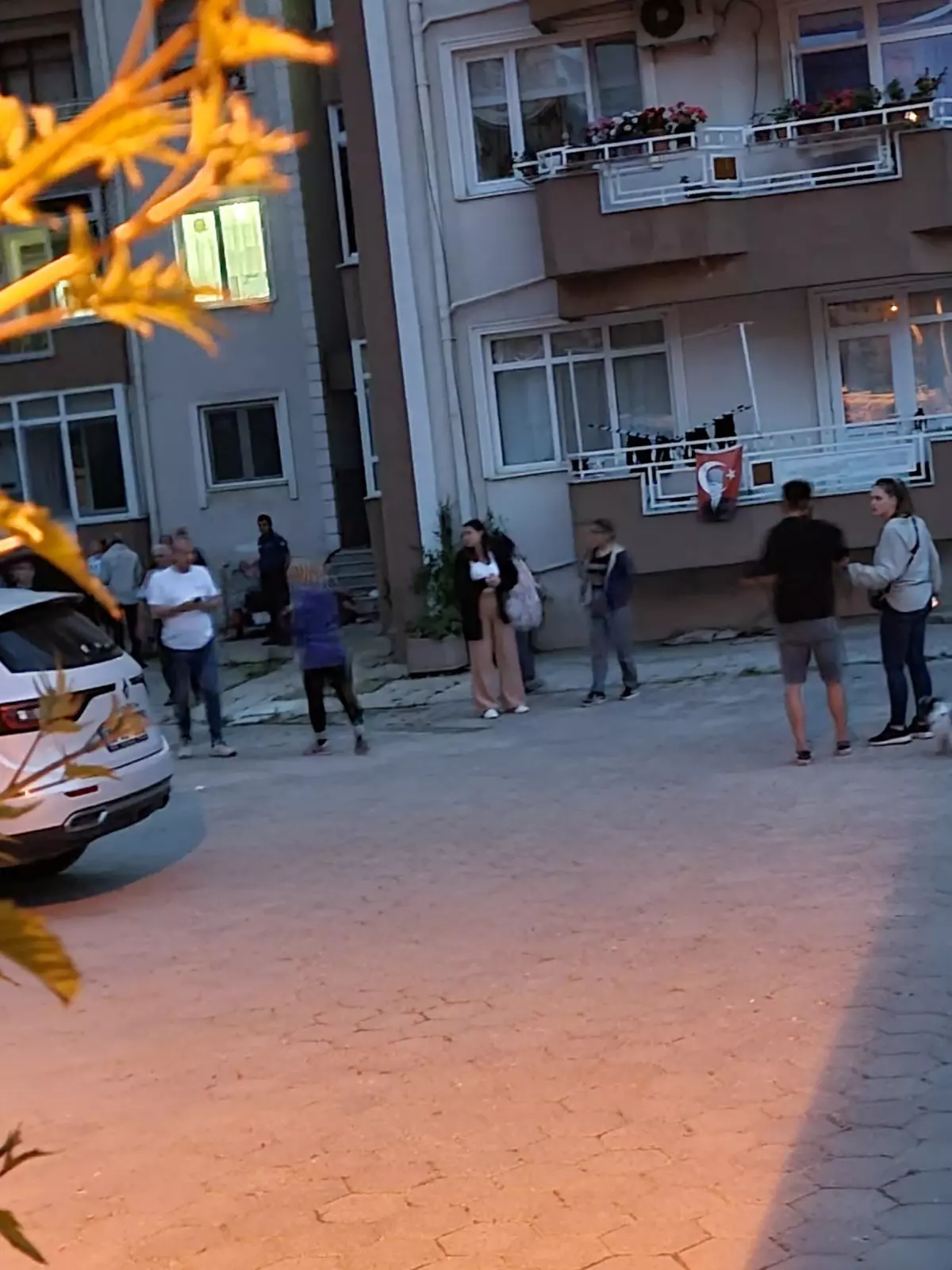 Gelibolu\'da cam silerken 2. kattan düşen kadın hayatını kaybetti