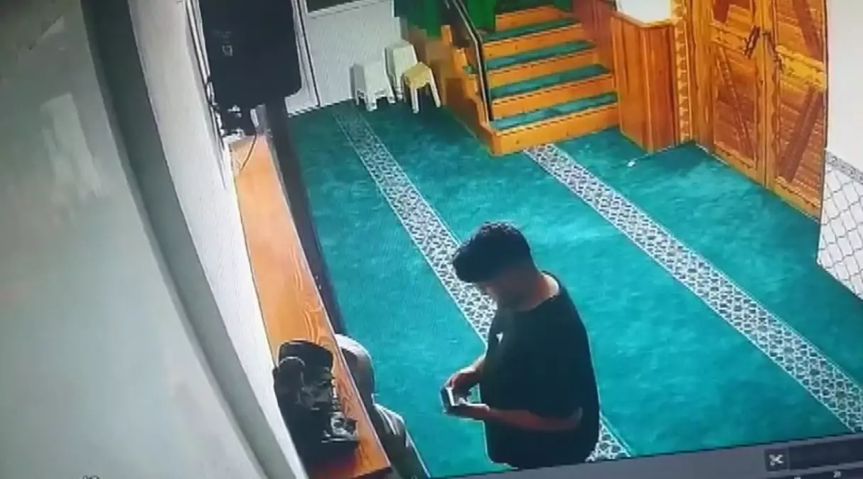 Camide Hırsızlık: Bağış Kutusu ve Cüzdan Çalındı