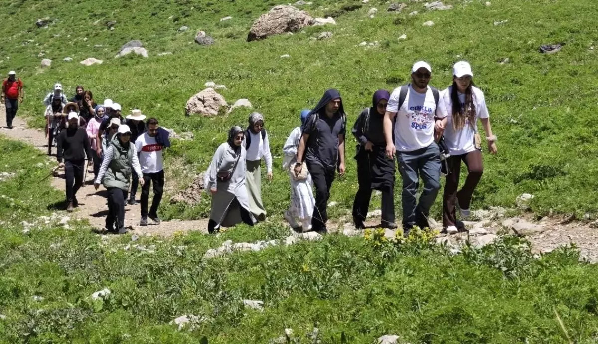 Hakkari\'de Doğa Yürüyüşü Etkinliği