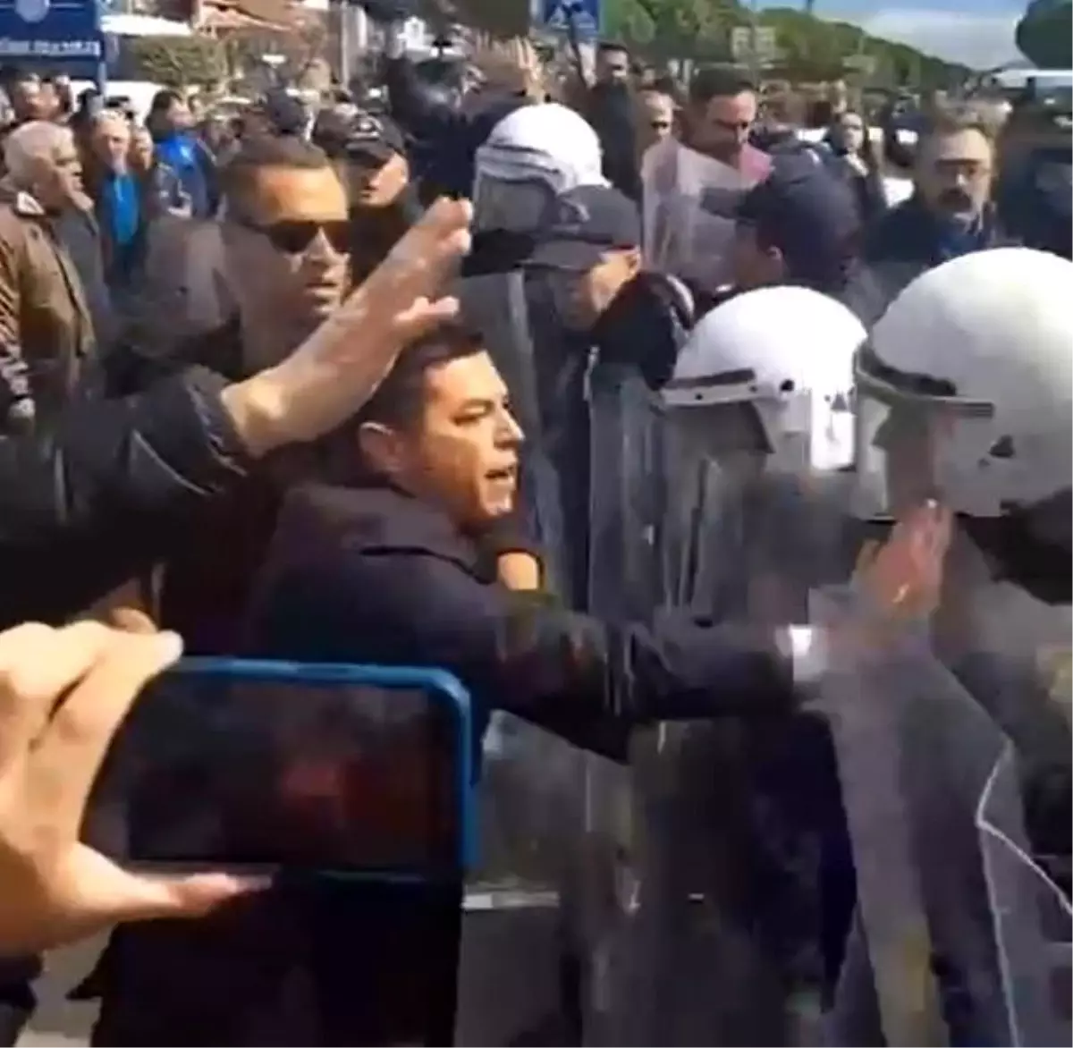 CHP\'li Başkan Acar Ünlü ve 4 Kişiye Kamu Görevlisine Direnme Suçundan Dava Açıldı