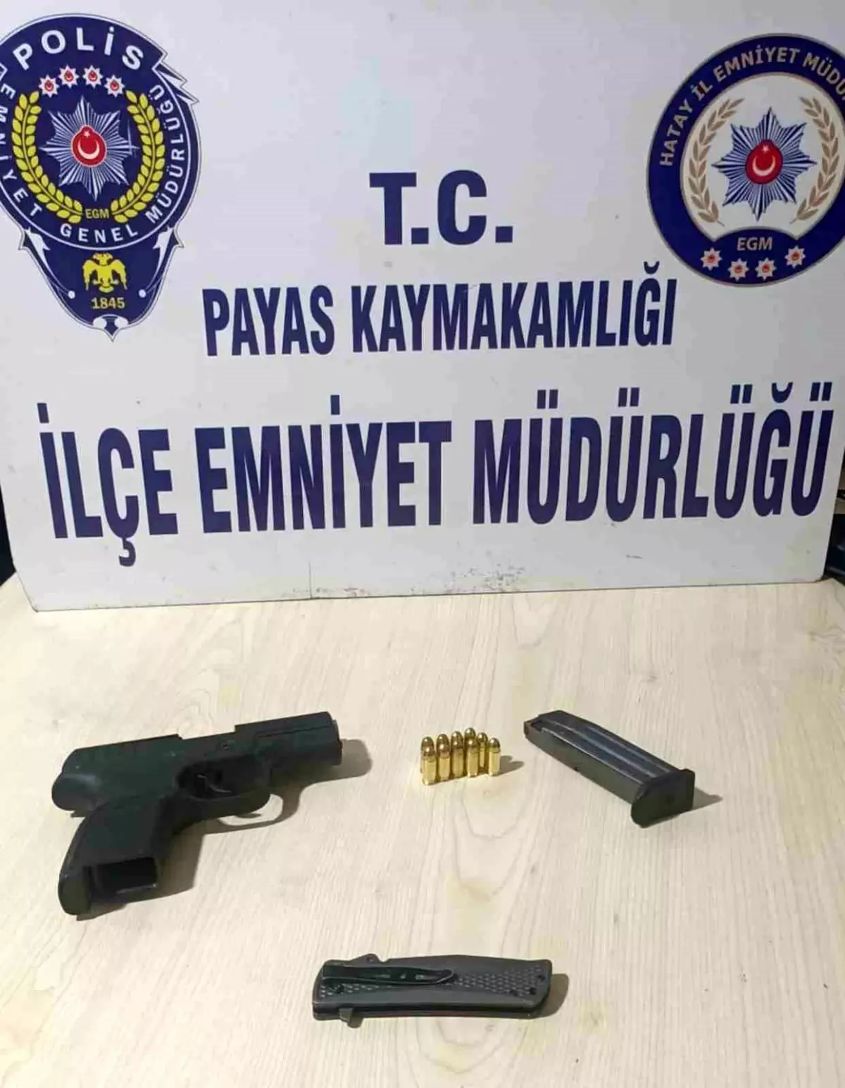 Payas\'ta Şüpheli İki Kişiden Silah ve Bıçak Çıktı