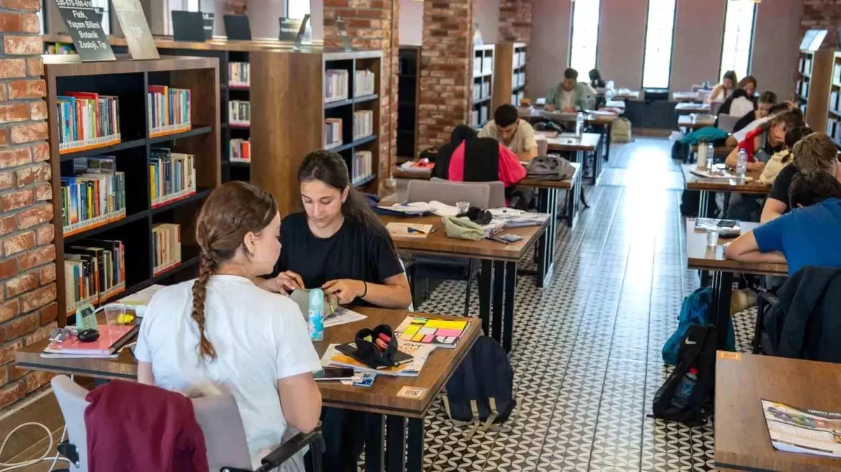 Başiskele\'de İlk Halk Kütüphanesi Sınav Döneminin Gözdesi Oldu