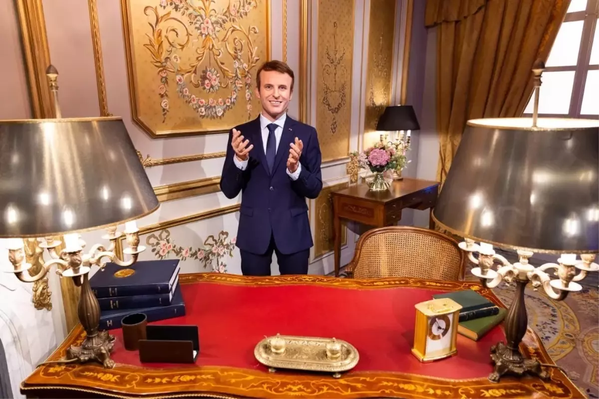 Macron\'un Bal Mumu Heykeli Çalındı