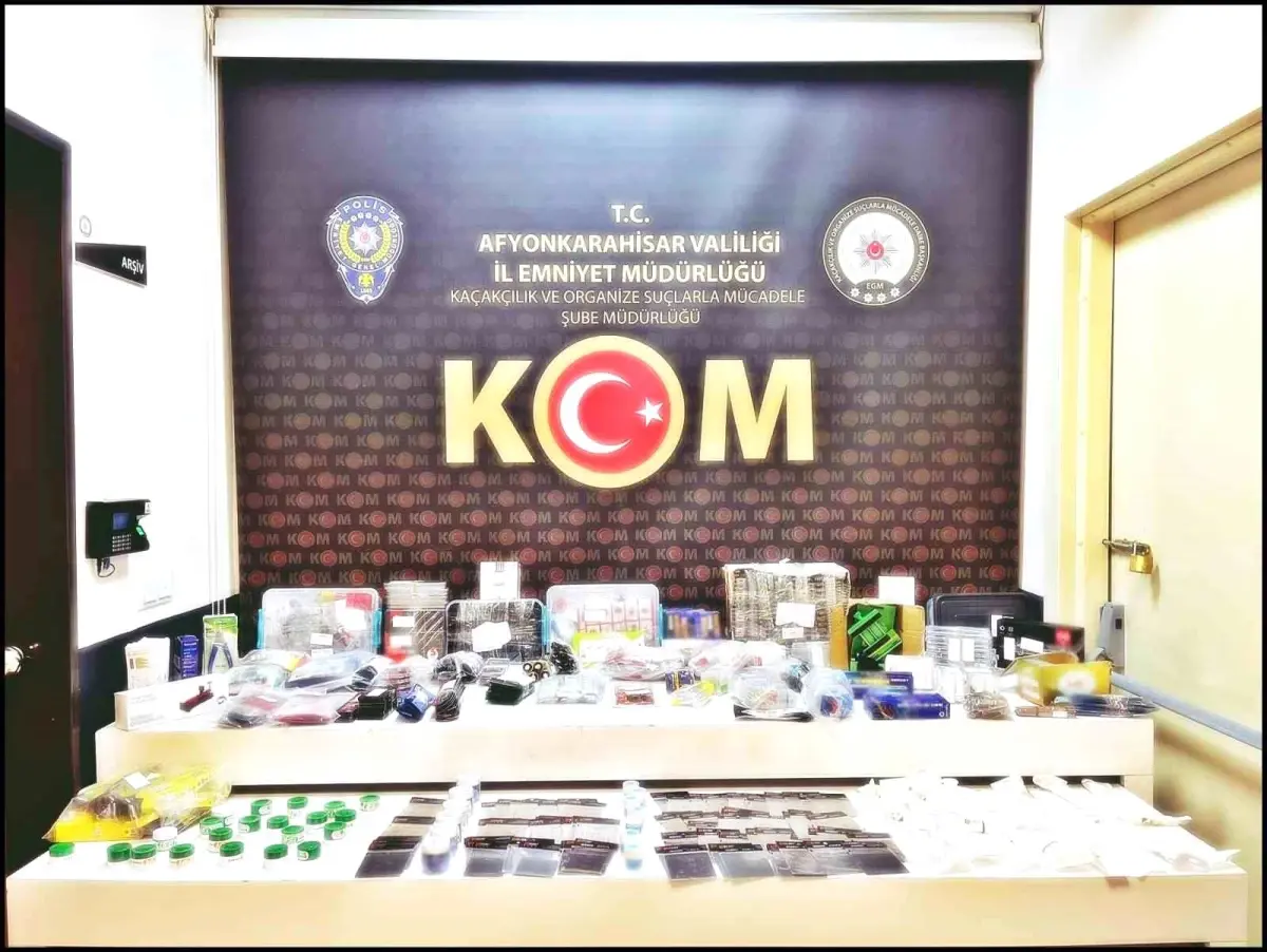 Afyonkarahisar\'da Kaçak Telefon Aksesuarı Ele Geçirildi