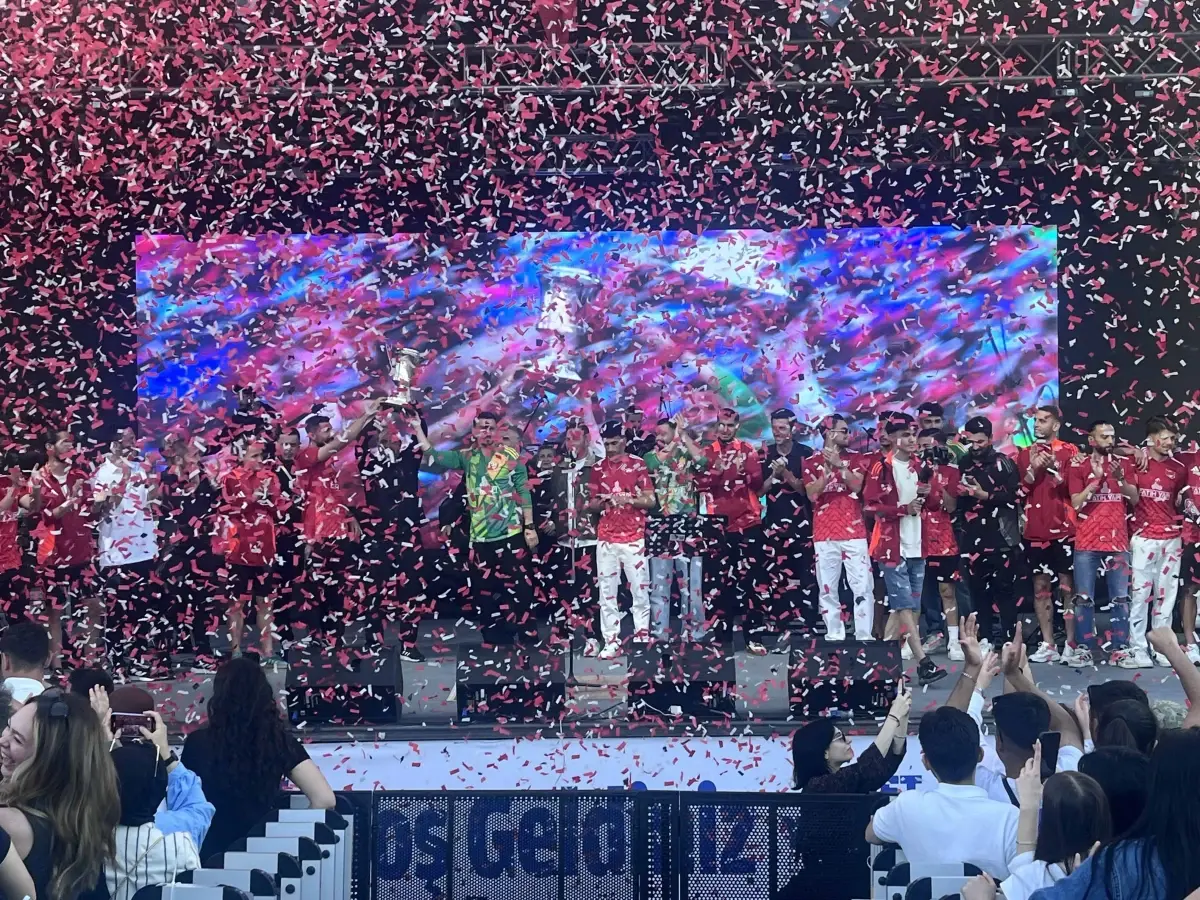 Ümraniye\'de Mezuniyet Şöleni Coşkusu