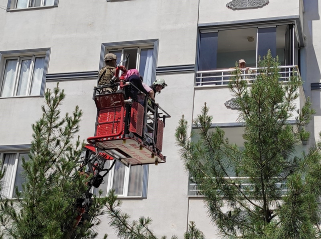 Ailesini tahra ile rehin aldı