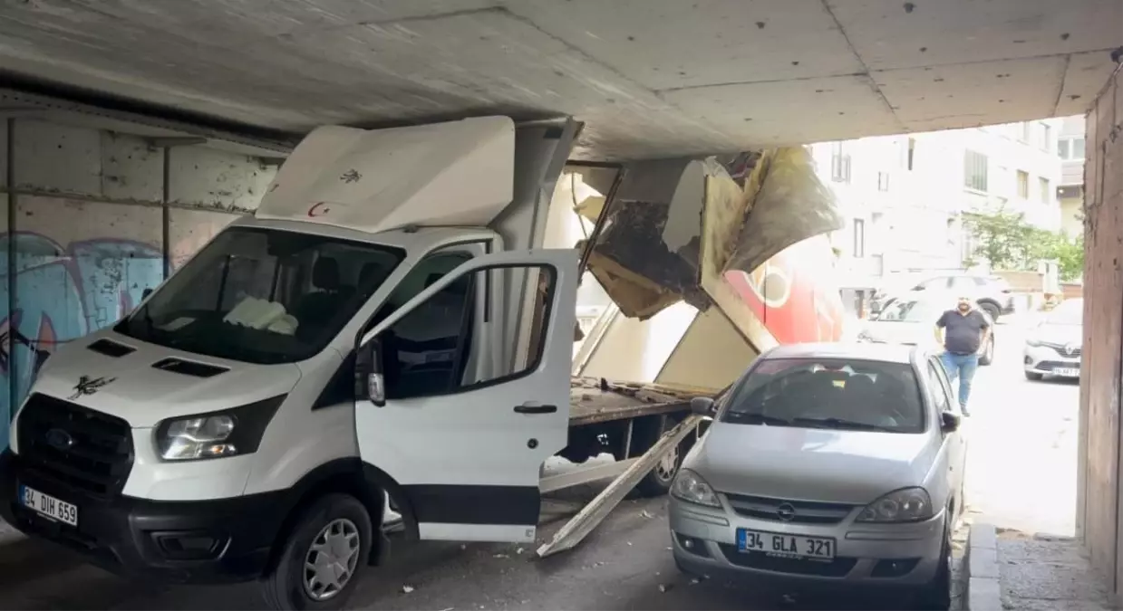 Kamyonet Alt Geçitte Sıkıştı