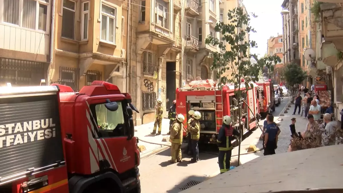 Beyoğlu\'nda Bodrum Katında Yangın Çıktı