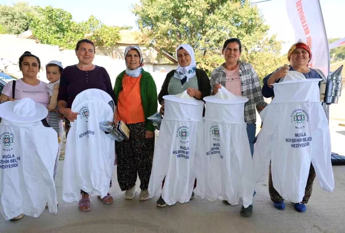 Muğla\'da Arıcılara Destek Programı: 34 Arıcıya Maske ve Körük Dağıtıldı
