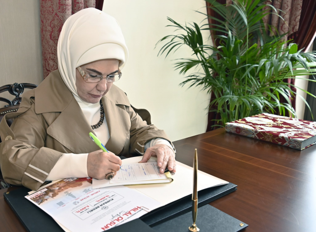 Emine Erdoğan'ın yaptığı bağış miktarıyla Cumhurbaşkanı Erdoğan'ı geçti Emine Erdoğan'ın yaptığı bağış miktarıyla Cumhurbaşkanı Erdoğan'ı geçti