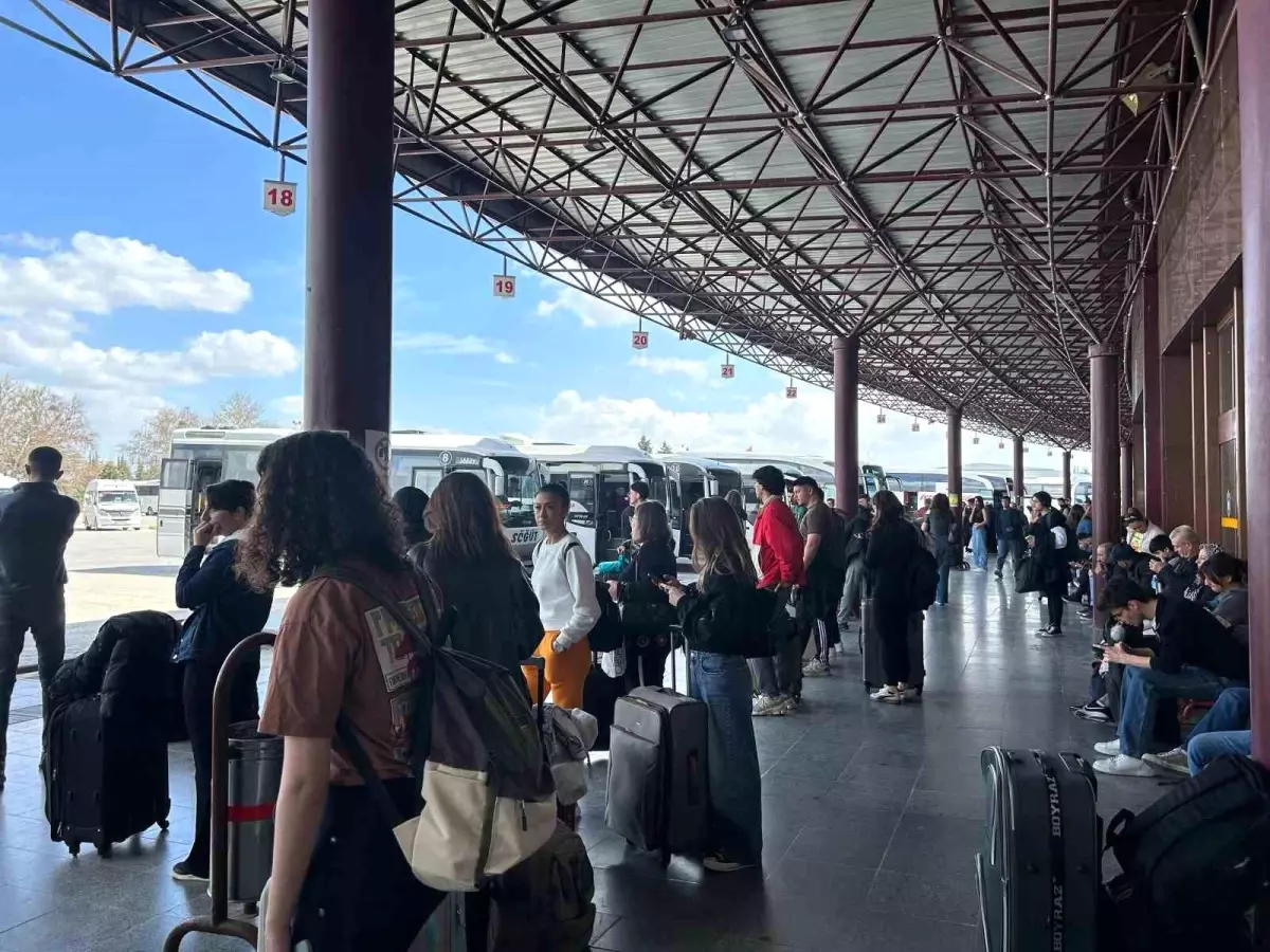 Eskişehir Otogarı\'nda Bayram Yoğunluğu ve Ek Seferler