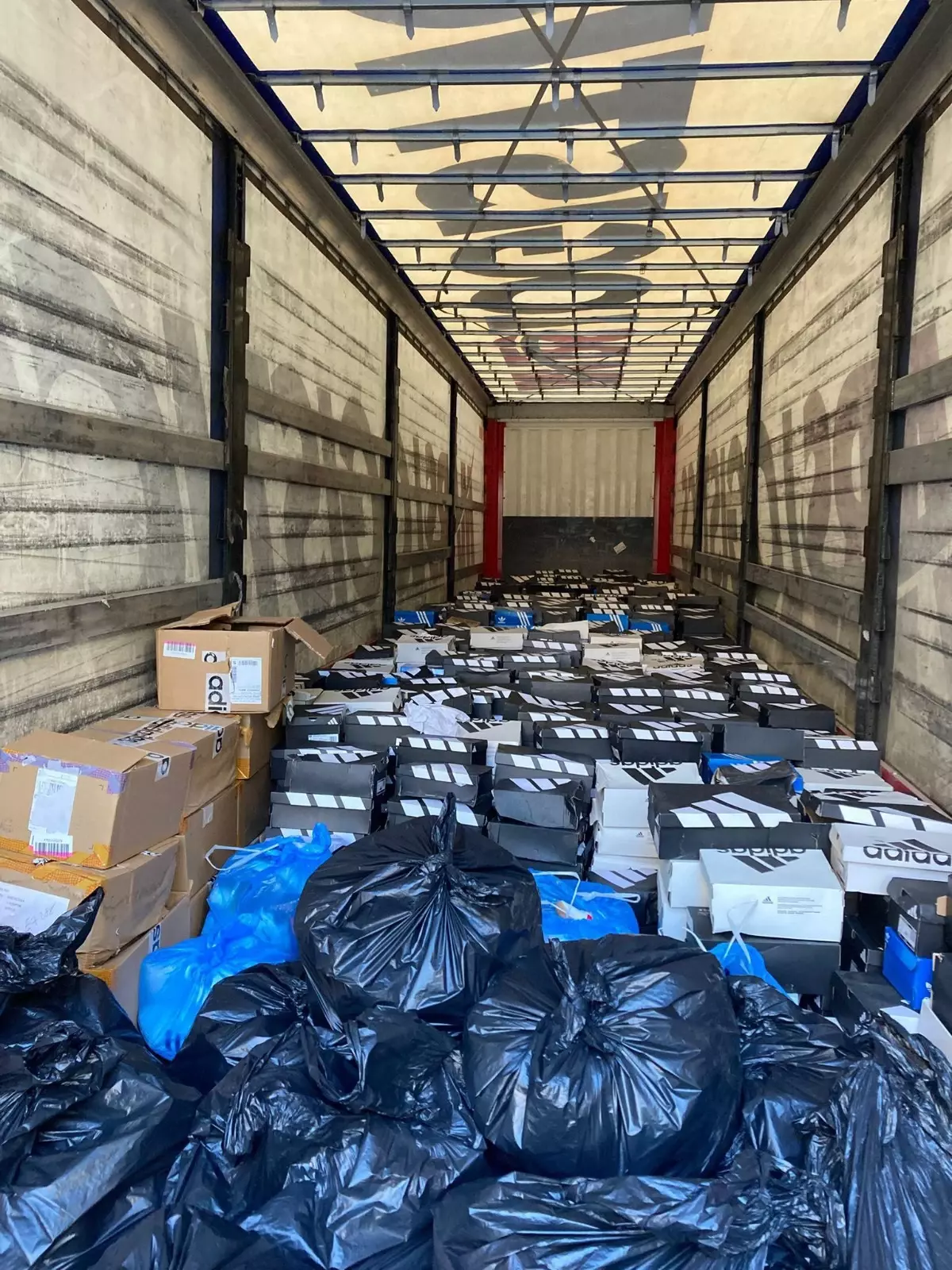 Şoför, 6 Milyonluk Ayakkabıları Çaldı