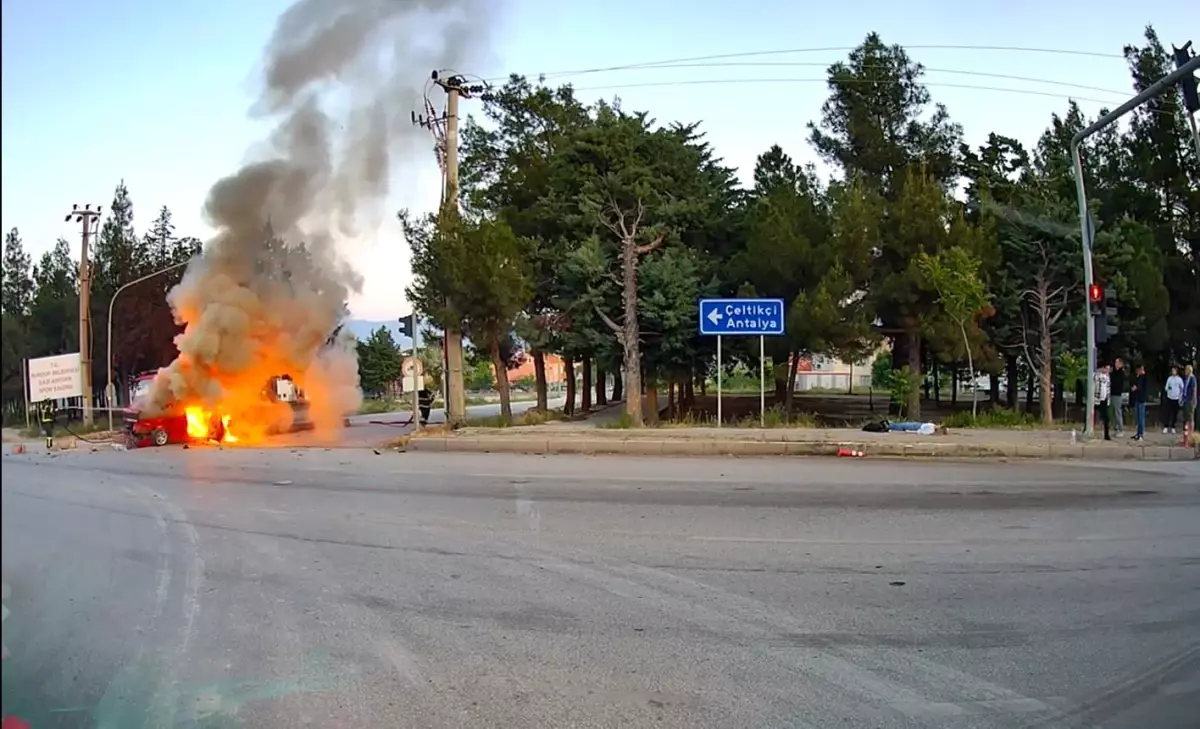 Burdur’da Kaza: Otomobil Alev Aldı