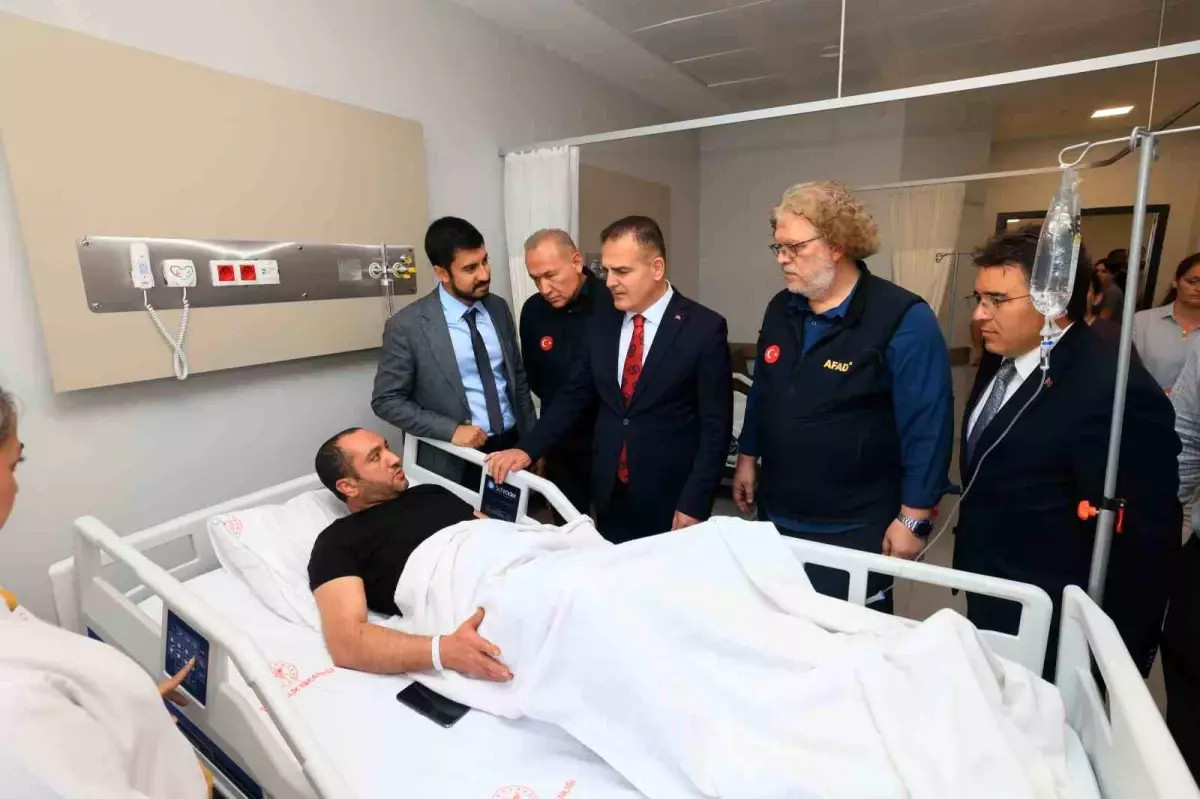 Vali Akbıyık, Marmaris\'teki Depremzedeleri Ziyaret Etti