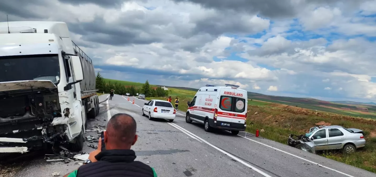 Nevşehir\'de süt tankeri ile otomobil kafa kafaya çarpıştı! 2 kişi hayatını kaybetti