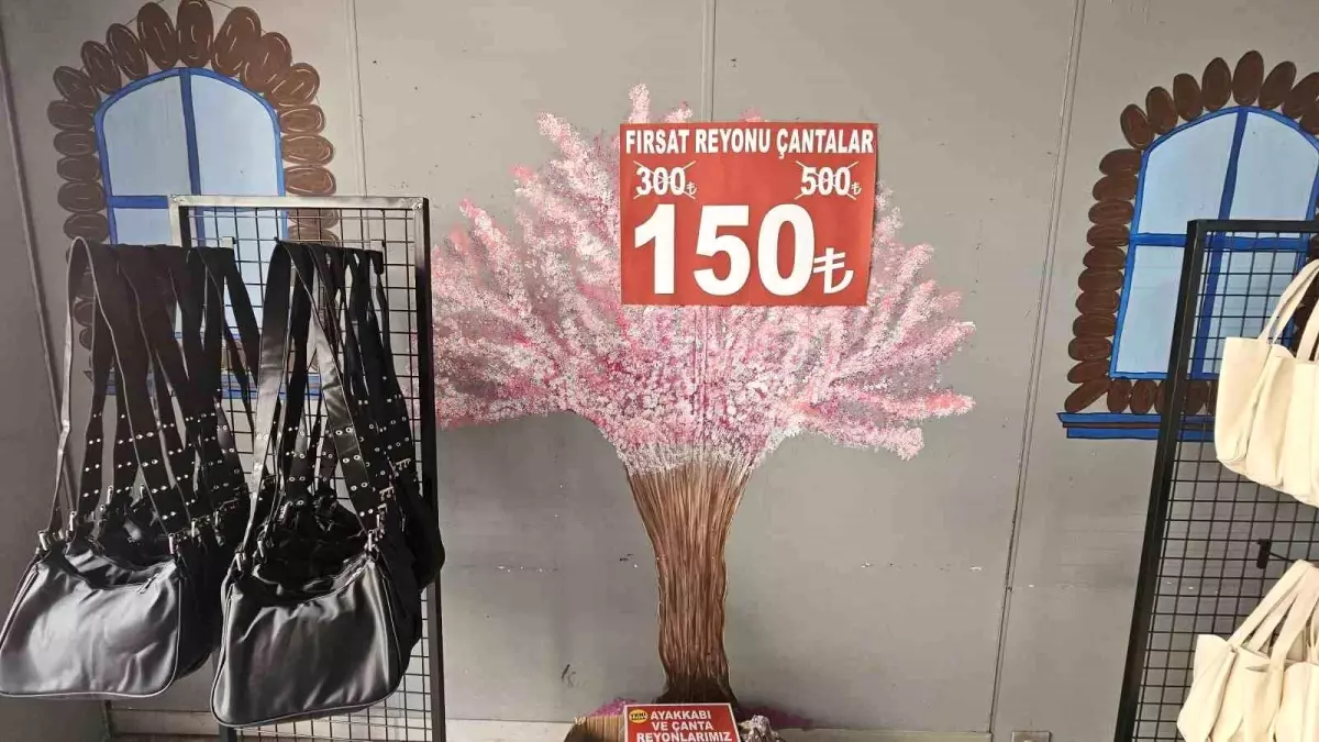 Bandırma\'da Sanat Eserleri Ticari Ürünlerle Gölgelendi