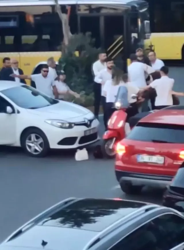 Kadınların park yeri kavgası! Tekme tokatlar hava uçuştu
