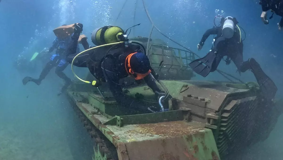 Saros Körfezi\'nde su altı tarih müzesi için tank batırıldı