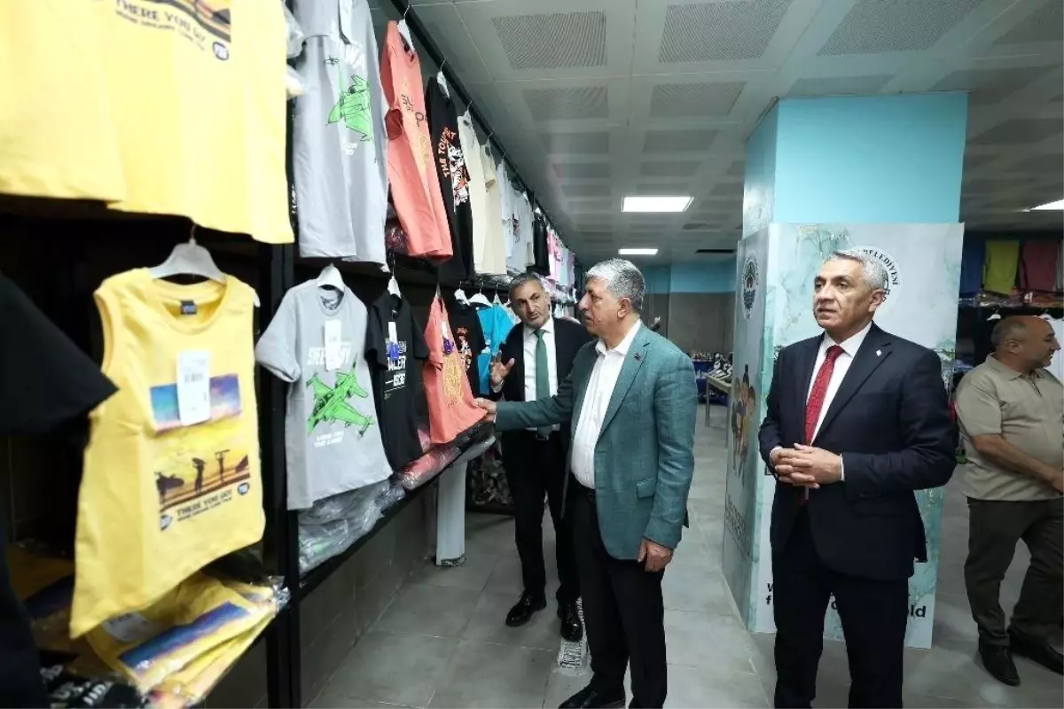 Dilovası Belediyesi\'nden İhtiyaç Sahiplerine Ücretsiz Kıyafet Desteği