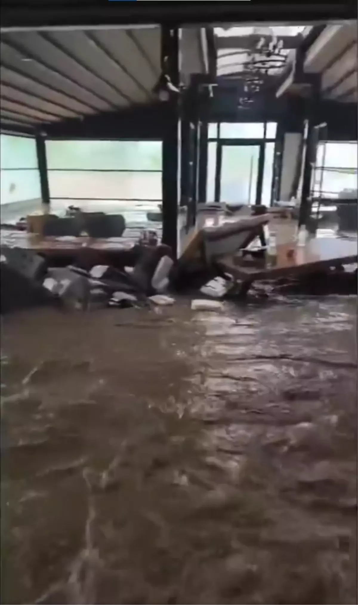 Trabzon\'da sel felaketi! Kebapçıyı sular bastı