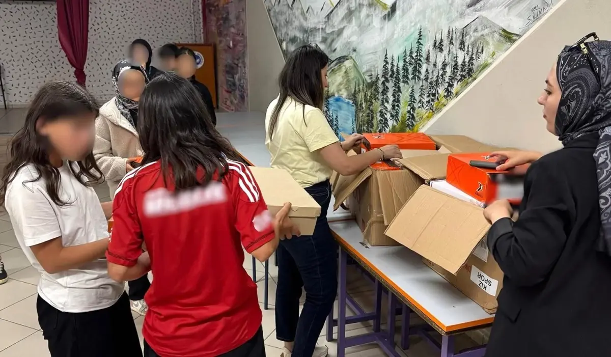 Bayburt\'ta Öğrencilere Giyim ve Ayakkabı Yardımı