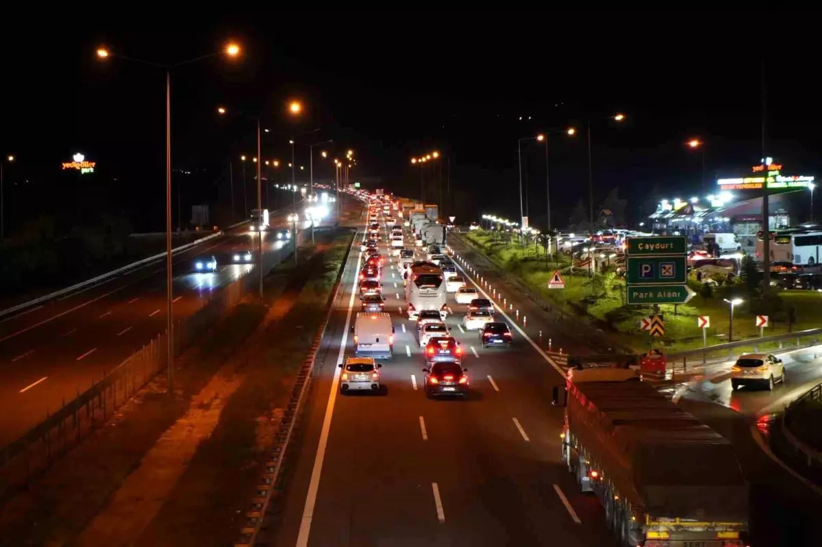 Kurban Bayramı\'nda TEM Otoyolu\'nda Yoğun Trafik
