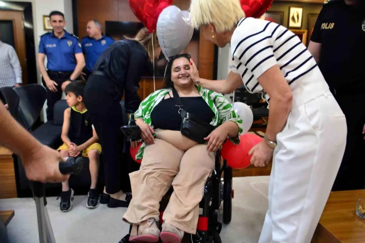 Polislerden Zozan\'a Anlamlı Bayram Hediyesi