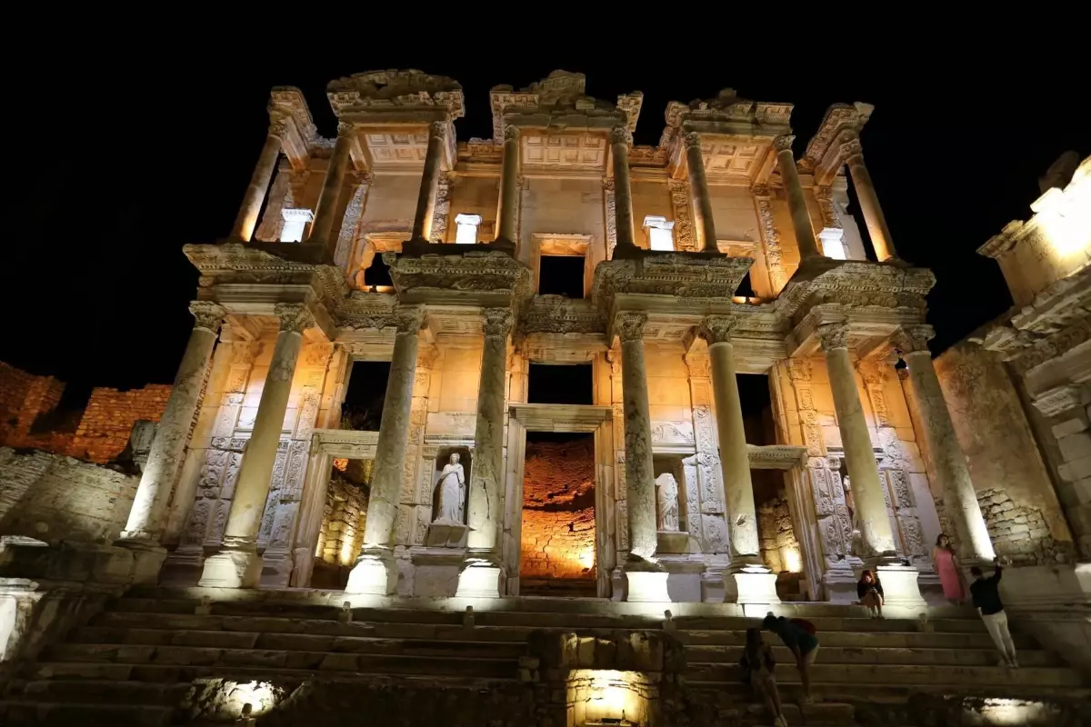 Efes Antik Kenti Gece Ziyaretlerine Açılıyor