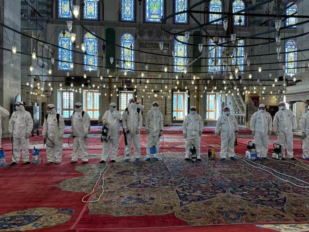 Fatih Camii\'nde Kurban Bayramı İçin Temizlik Hazırlığı