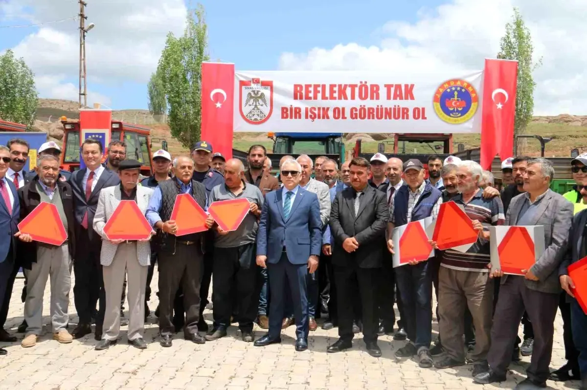 Sivas\'ta Çiftçilere Reflektör Dağıtıldı